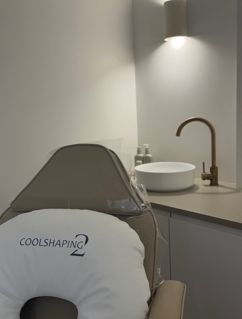 CoolShape equipment beside a treatment chair in the clinic.